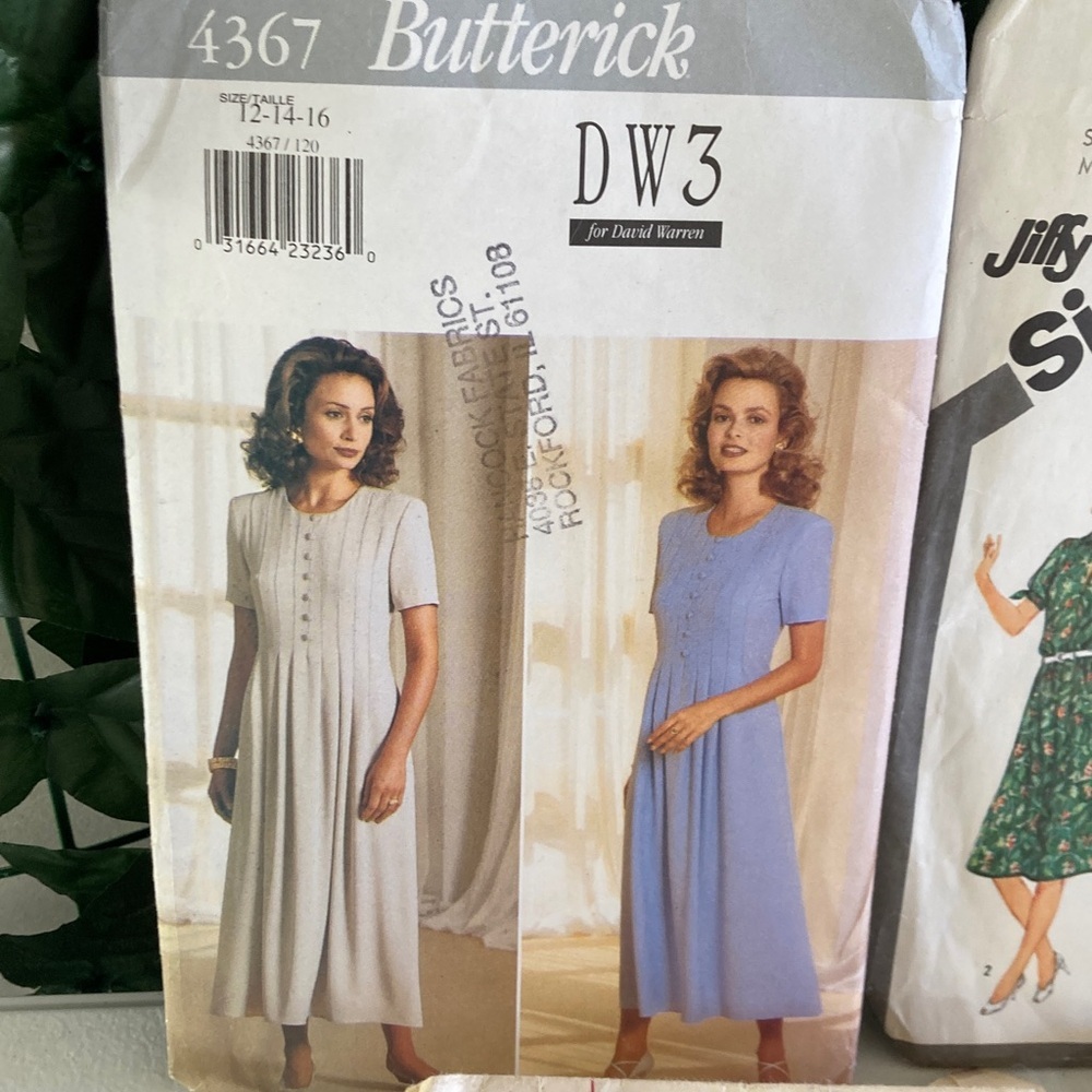 7 Vintage Dress Patterns + 4 Mystery Unpackaged Patterns - Picture 2 of 12